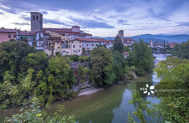 意大利弗留利-威尼斯朱利亚大区纳迪松河畔奇维达莱图片素材