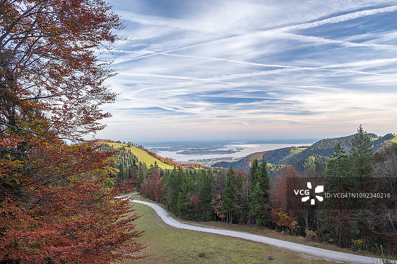 德国上巴伐利亚阿绍秋季森林，眺望基姆湖图片素材