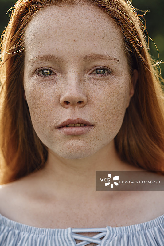 红发女孩肖像图片素材