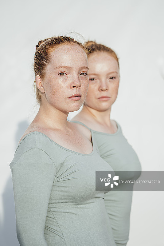 红发双胞胎图片素材