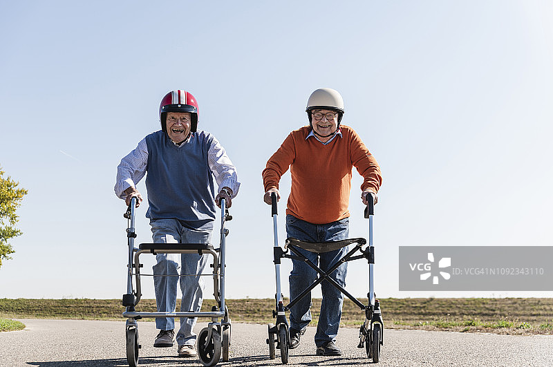 两位戴着安全帽的老朋友参加轮式步行者比赛图片素材