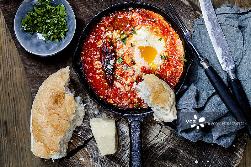 地狱鸡蛋：在香辣番茄酱中烤制，撒上欧芹和帕尔马干酪图片素材