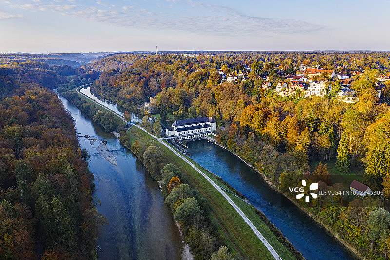 德国上巴伐利亚普拉赫：伊萨尔河谷，伊萨尔河和伊萨尔运河，普拉赫水电站图片素材