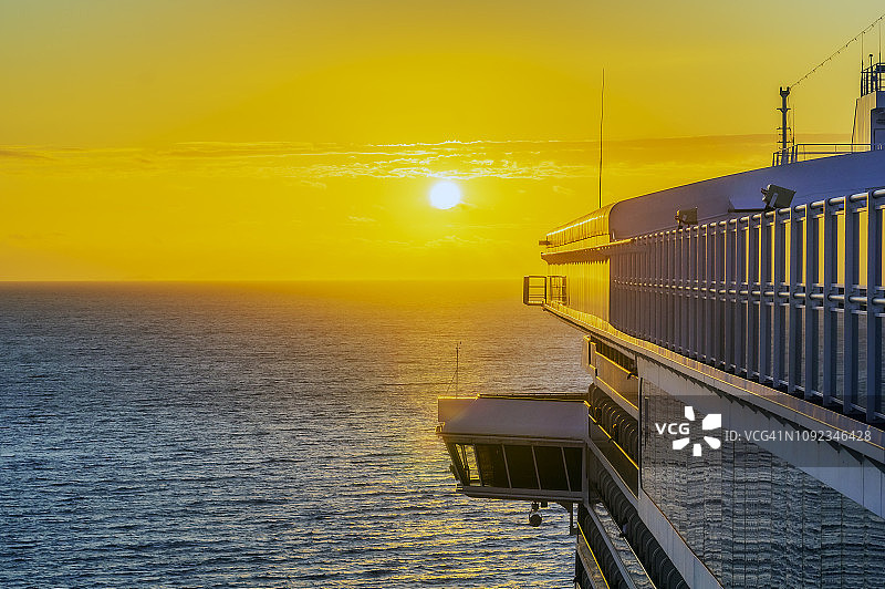 斐济群岛劳托卡日落时分的游轮图片素材