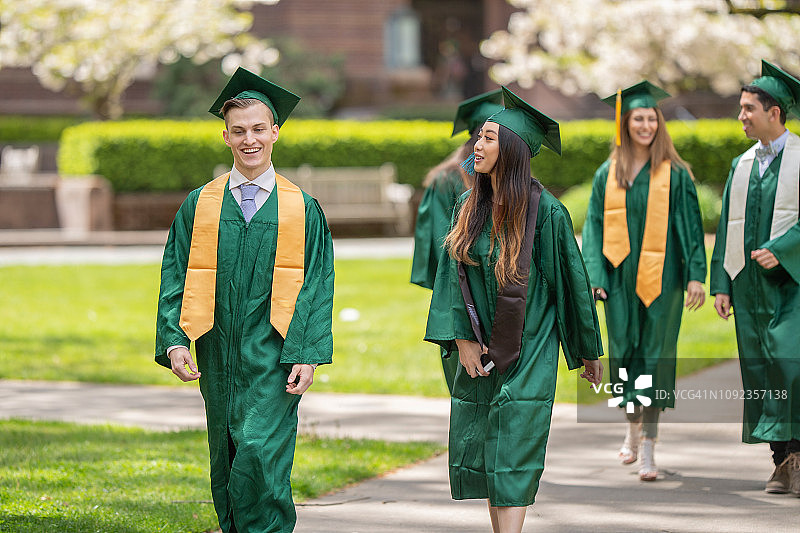 大学生穿着毕业服装行走图片素材
