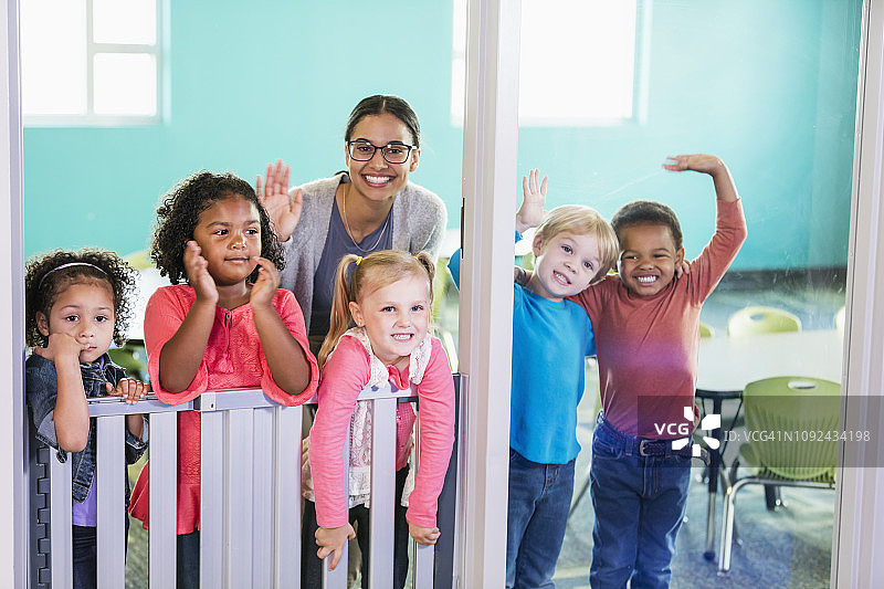 老师和幼儿园学生微笑挥手图片素材