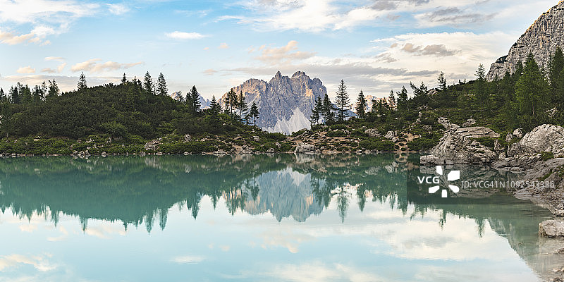 多洛米蒂山索拉皮斯湖图片素材