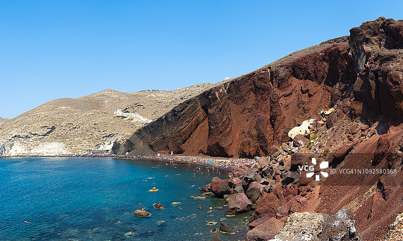 希腊圣托里尼岛阿克罗蒂里村红沙滩上的游客图片素材