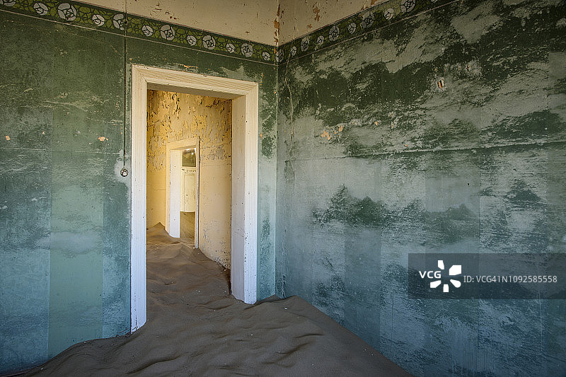 科尔曼斯科普房屋内的常见场景之一；这个特殊的房间被亲切地称为“蓝色房间”。科尔曼斯科普，纳米比亚。水平彩色图像。图片素材