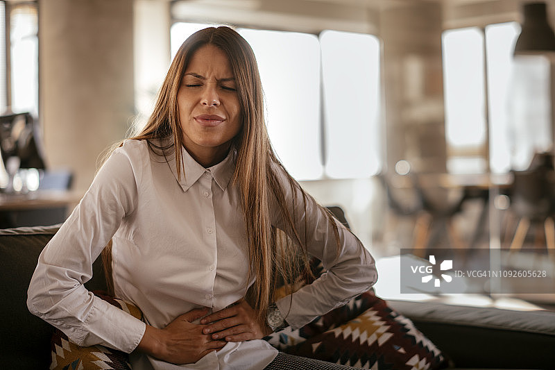 肚子疼的女人图片素材