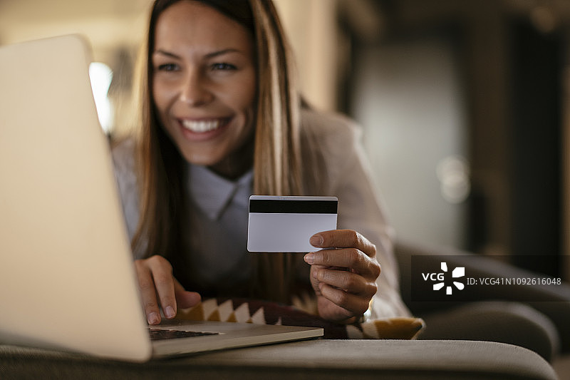 在线购物的美丽年轻女人图片素材