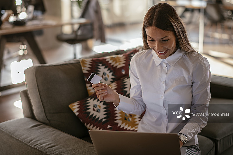 在线购物的美丽年轻女人图片素材