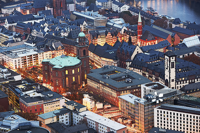法兰克福老城黄昏灯光鸟瞰图图片素材