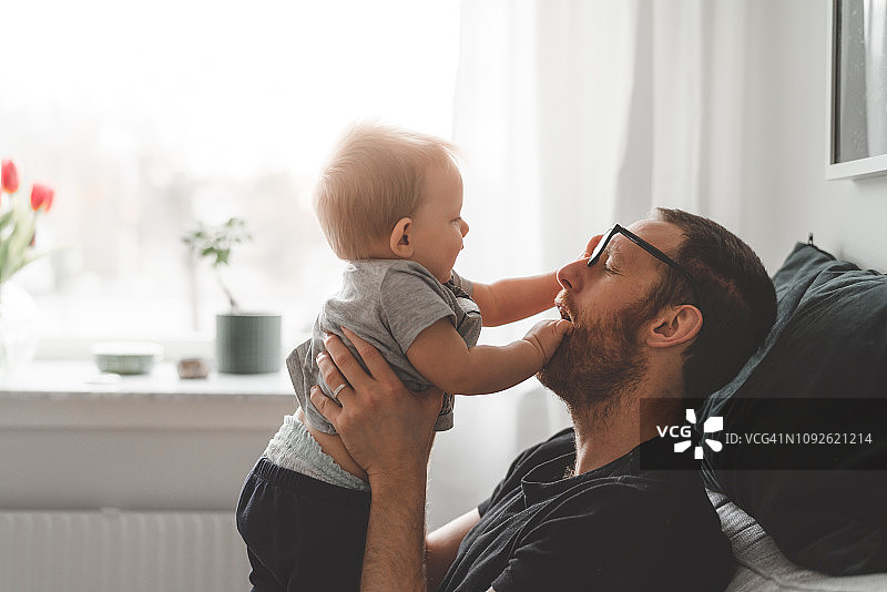 居家带娃的父亲图片素材