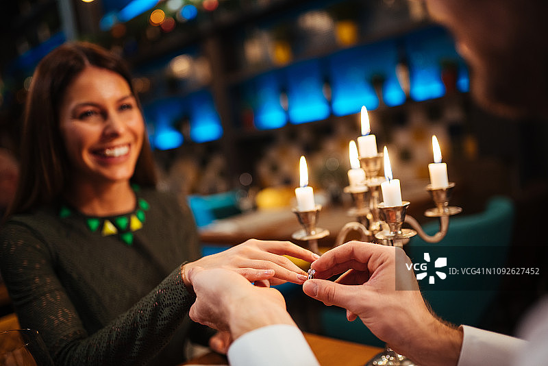 男人将戒指戴在女朋友的手指上图片素材