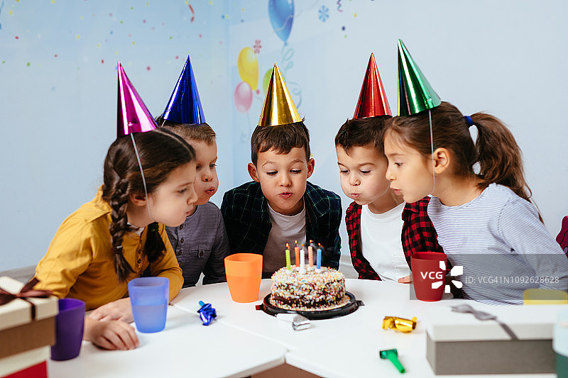 吹灭生日蜡烛图片素材