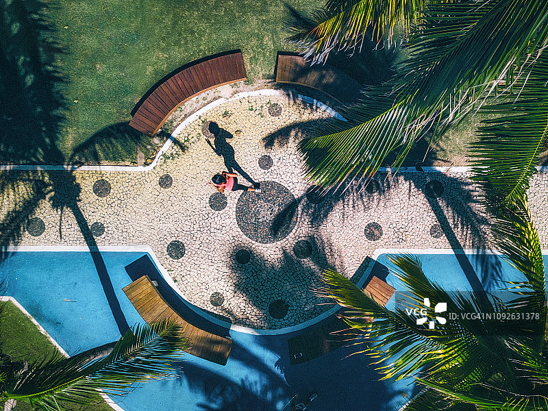 公园跑步女子航拍视角图片素材