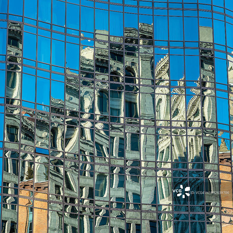 纽约建筑立面上扭曲的倒影图片素材