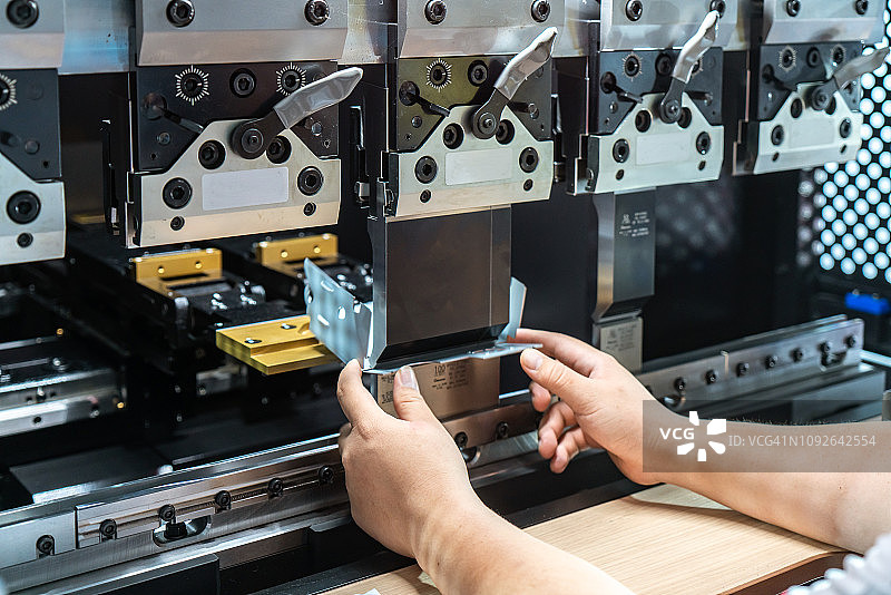 制造车间操作折页机的工人图片素材