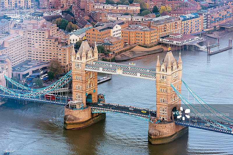 英国伦敦塔桥和泰晤士河鸟瞰图图片素材