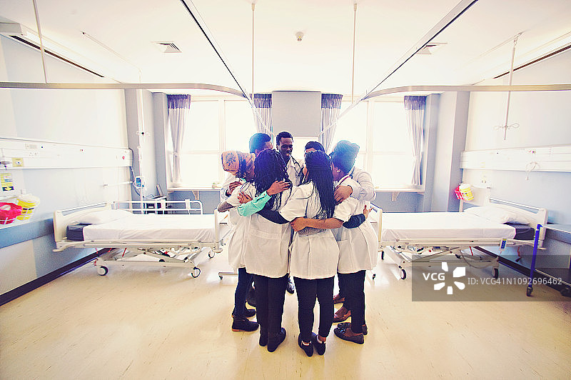 一群非洲医学生手拉手围成一圈图片素材