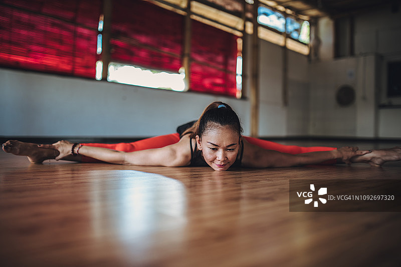 擅长瑜伽的女士图片素材