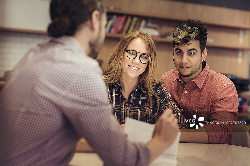 在家获得专业咨询图片素材