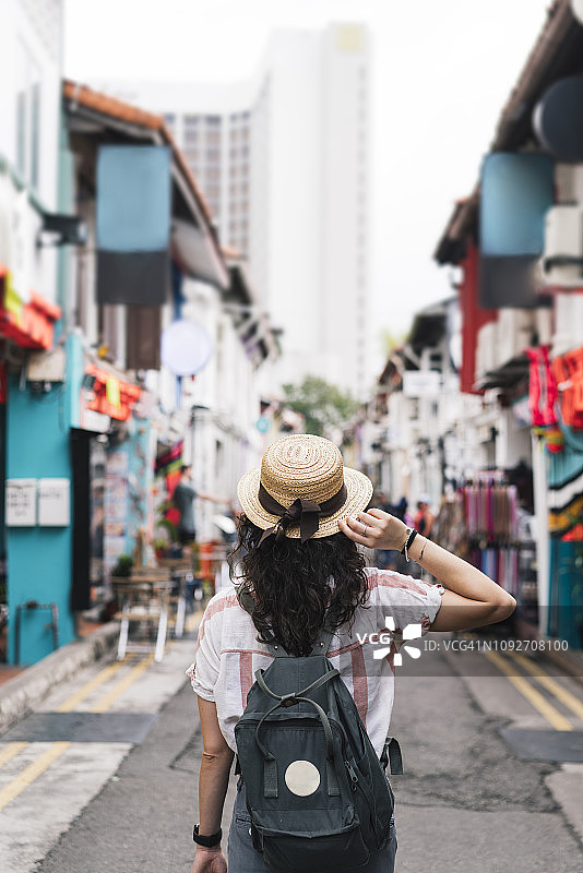 年轻女子在新加坡哈芝巷漫步图片素材
