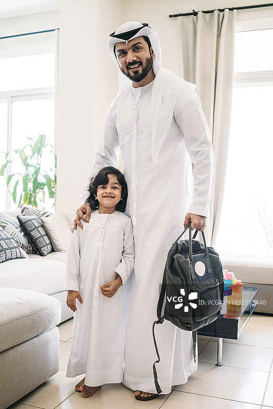 开学季：阿拉伯父亲和儿子图片素材