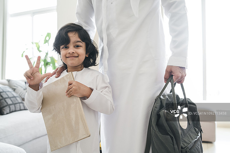 开学季：阿拉伯父亲和儿子图片素材