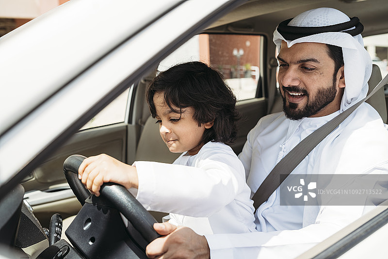 阿拉伯父亲和儿子在车里图片素材