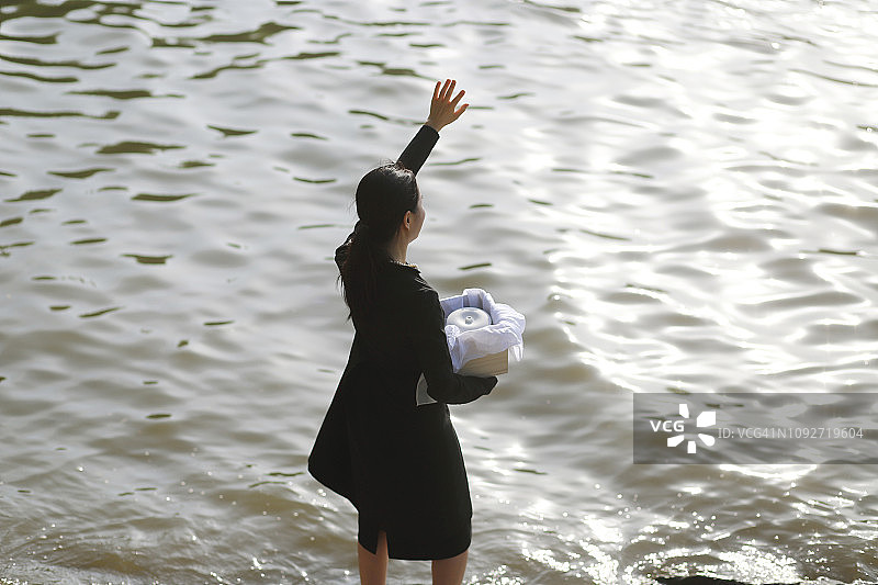 手捧骨灰盒悲伤的女人图片素材