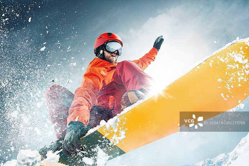 滑雪者在深蓝色天空背景下跳跃图片素材