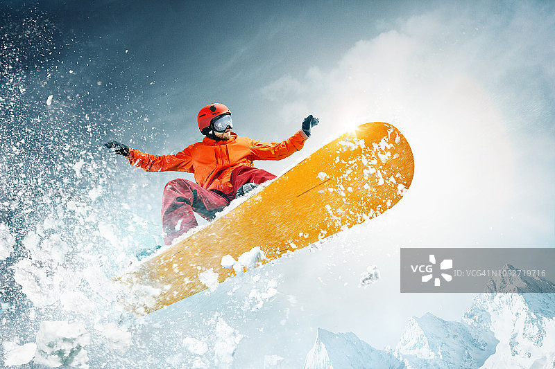 滑雪者在深蓝色天空背景下跳跃图片素材