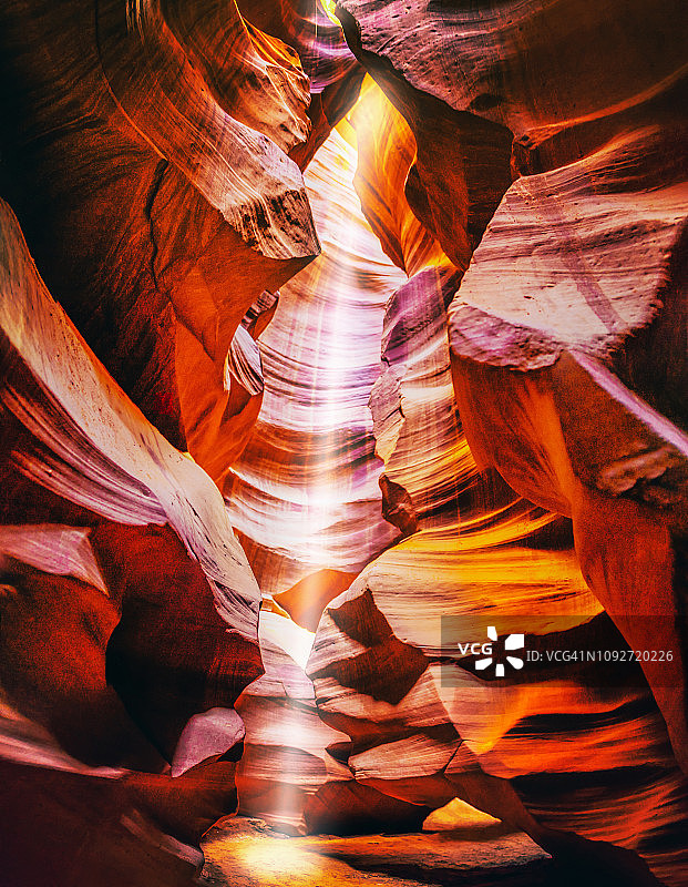 亚利桑那州羚羊峡谷上方的光束图片素材