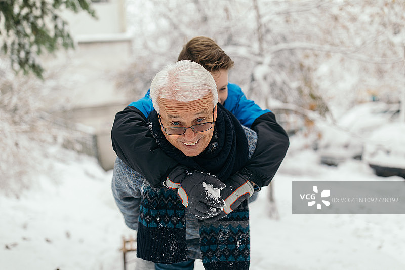 祖孙在雪地里玩耍图片素材