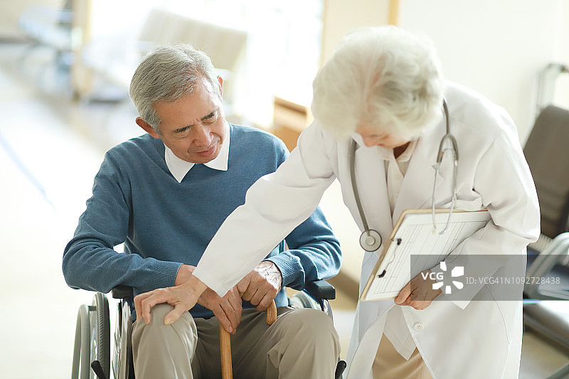 医生检查老年病人膝盖疼痛图片素材