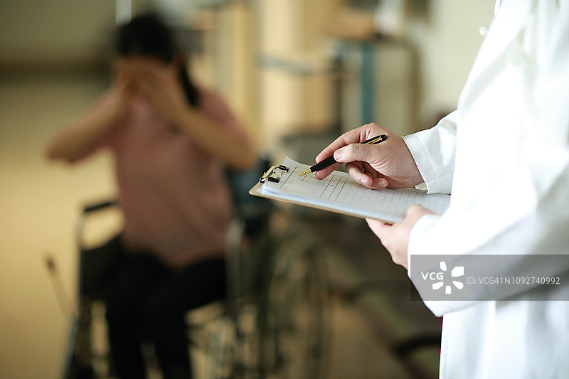 医生在医疗图表上书写特写图片素材