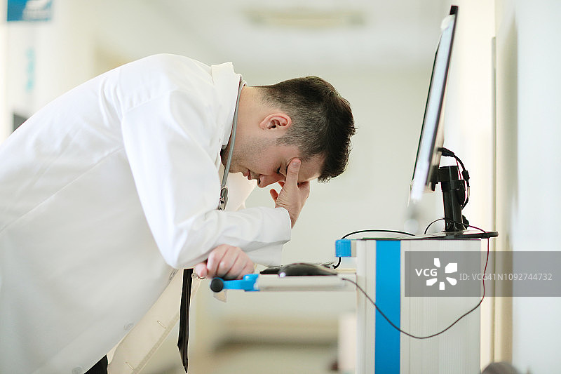 医生正在思考，略显疲惫图片素材