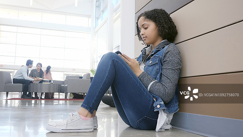 等待上学的少女图片素材