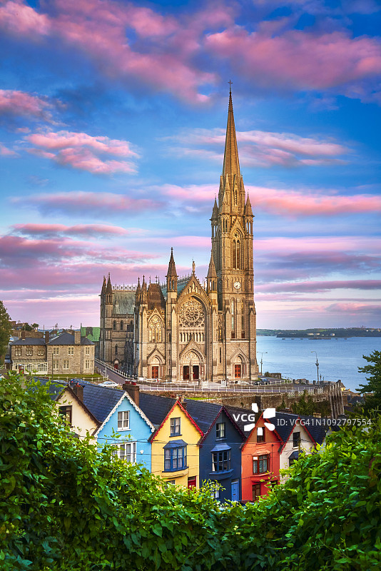 日落时分的圣科尔曼大教堂（竖版）图片素材