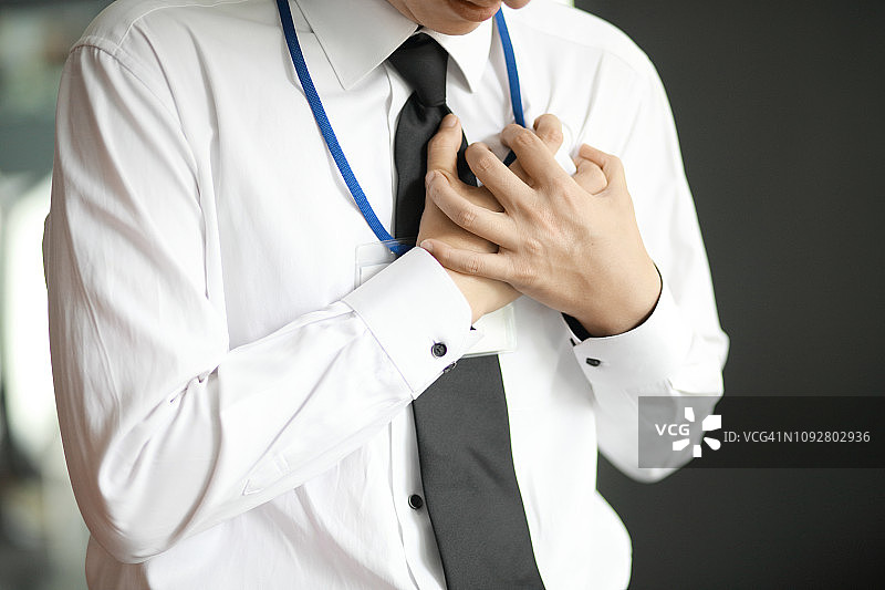 感到胸痛的商人图片素材