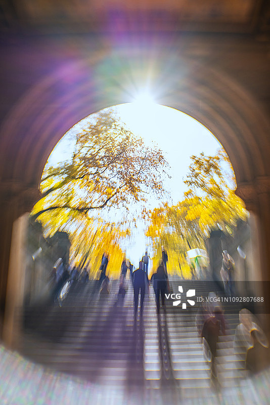 纽约中央公园：阳光下的秋色树木和人群图片素材