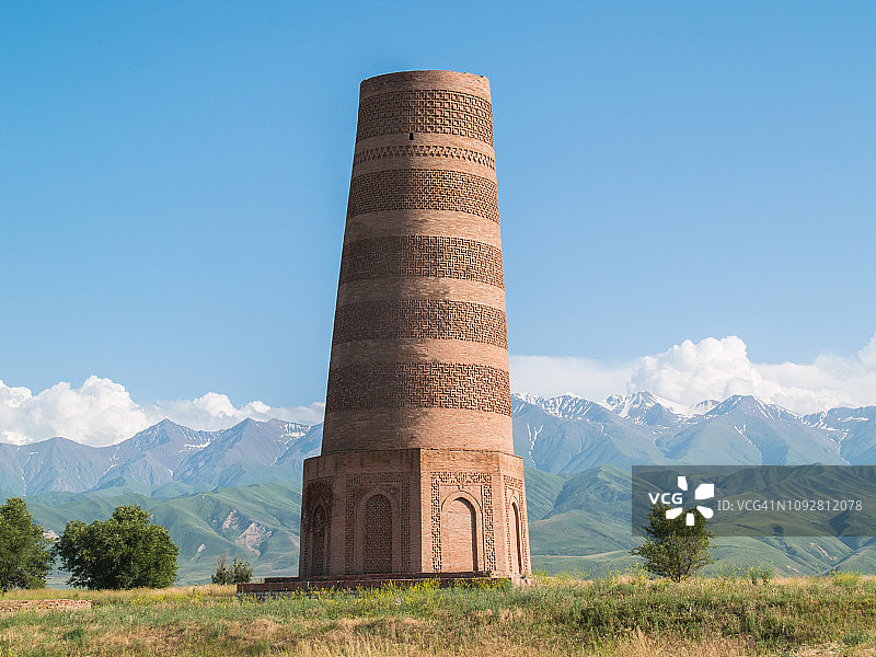 背景是天山山脉的布拉纳塔，吉尔吉斯斯坦图片素材