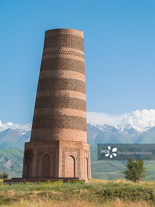 背景是天山山脉的布拉纳塔，吉尔吉斯斯坦图片素材