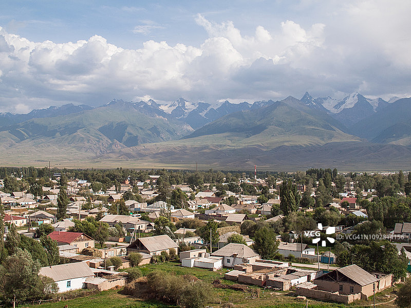 阿特巴什村，背景是天山山脉，吉尔吉斯斯坦图片素材