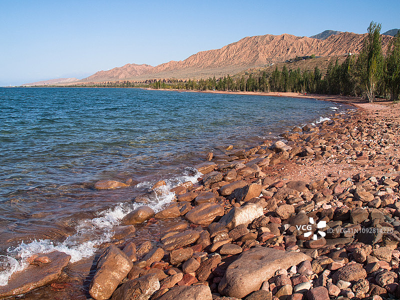 吉尔吉斯斯坦天山山脉伊塞克湖畔的石滩图片素材