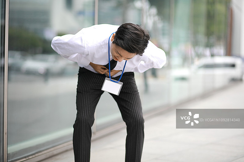 胃痛的商人图片素材