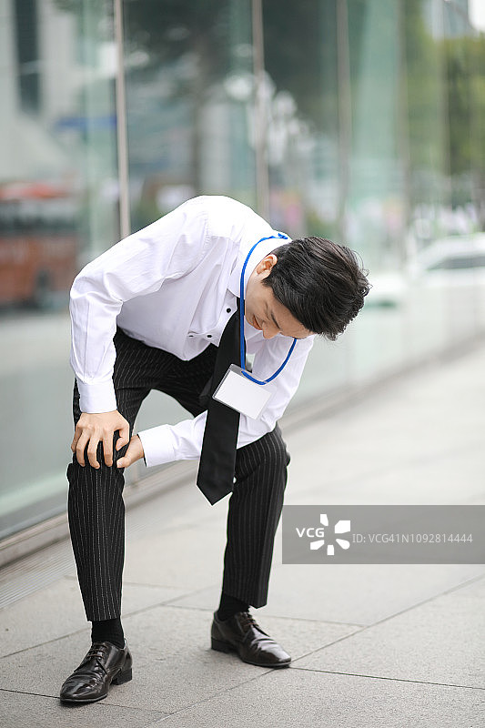 患有膝盖疼痛的商人图片素材