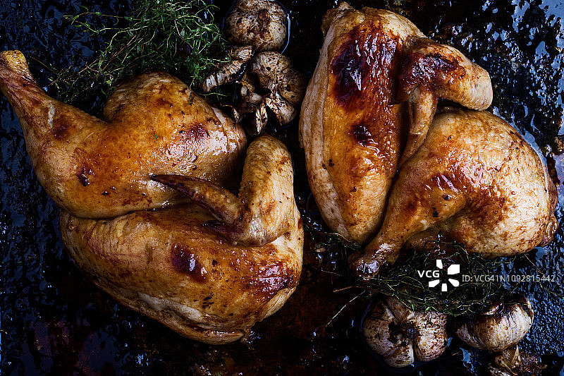 烤盘上的大蒜百里香烤鸡图片素材